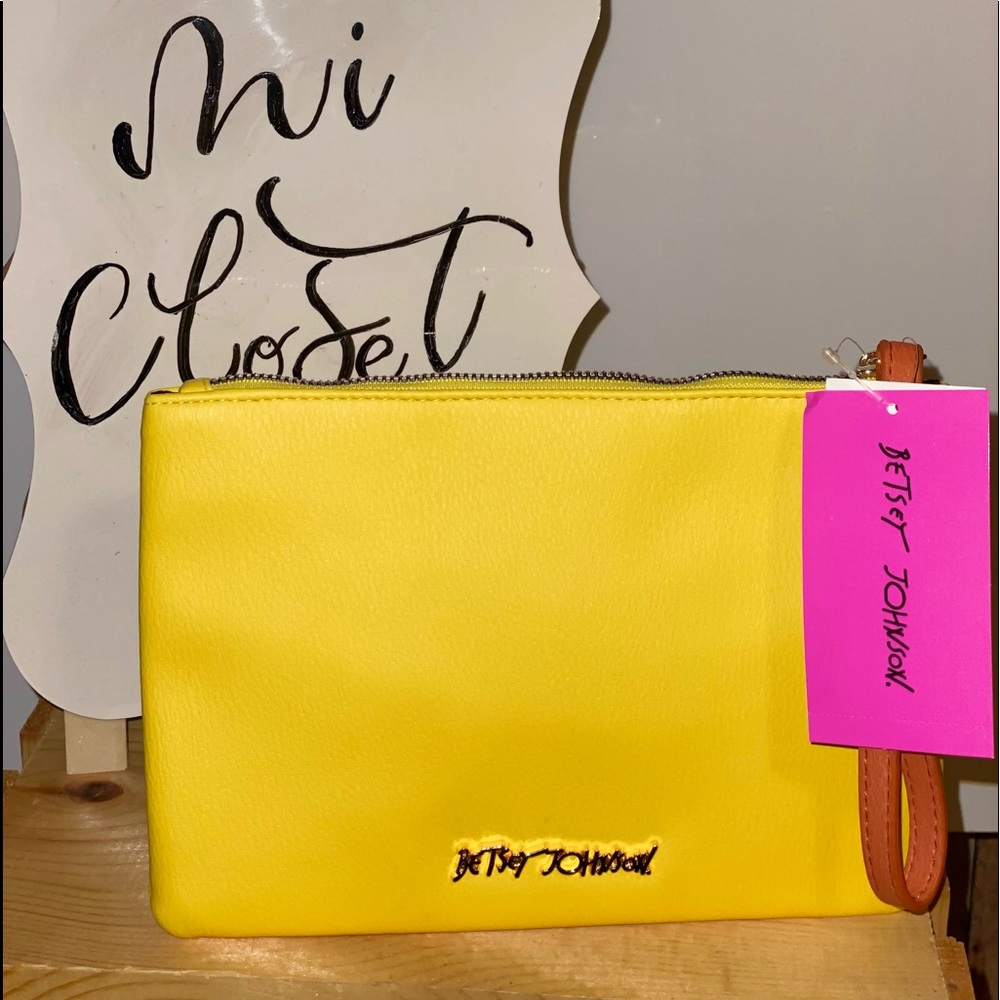 🔴 SOLD!! NWT 🎀 Betsey Johnson Wristlet Pouch